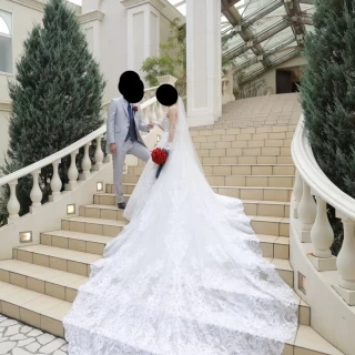 挙式会場から出た大階段
ここでフラワーシャワーをします