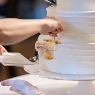 ウェディングケーキをかぶりつく瞬間！