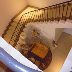 ゲストが受付に向かう階段です。|620683さんのNotre Dame UBE (ノートルダム宇部)の写真(1479937)