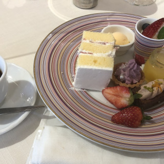 ケーキとデザートが豪華に盛り付けられていて素敵でした。