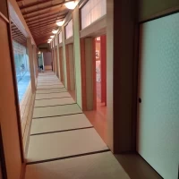 この廊下を通って入場します。
