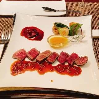 お肉料理（試食打合せ人）8種類から食べ比べして決めました。