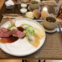 当日、新郎新婦は本番後に控え室にて食べました。