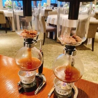 スープにサイフォン抽出の演出をつけました（写真は打合せ時）