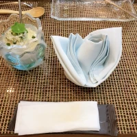 当日、新郎新婦は本番後に控え室にて食べました。