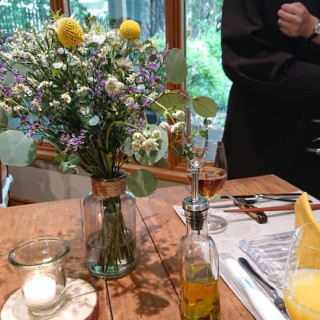 お花の色合いがとても素敵なテーブルコーディネートでした。