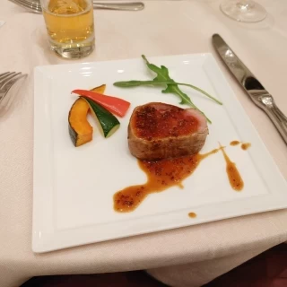 メイン料理の子牛のステーキ