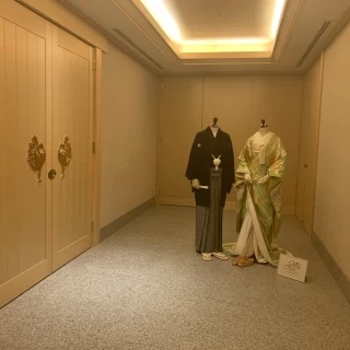 神殿入り口には和装の衣装が飾られていました。