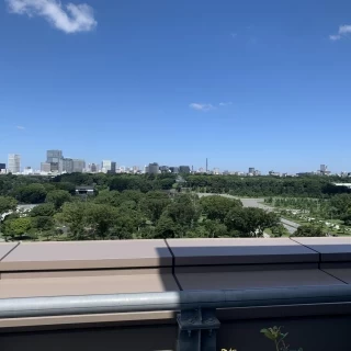 チャペル横のテラス。皇居が見えます。