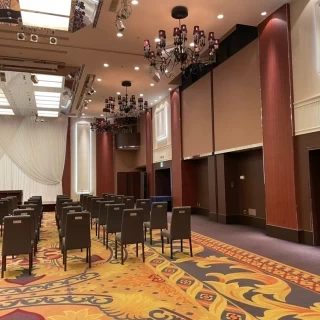 天井の高い披露宴会場