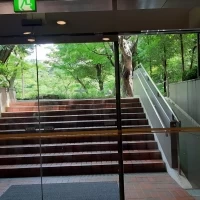 会場内から庭園につながる入口