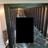 エレベーターホールから控室に向かう道