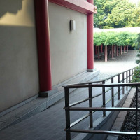 神殿前のスロープ。このそばに階段が5,6段ある。