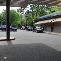 入口前のタクシー乗り場と駐車場