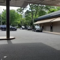 入口前のタクシー乗り場と駐車場