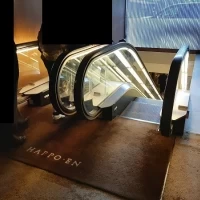 地下へ向かうエスカレーター