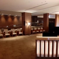 会場内ベンチ