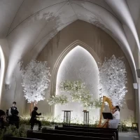 天井が高くて、お花が多くきれいです。