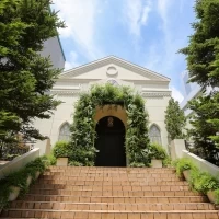 チャペル外の階段で写真を撮ったり、フラワーシャワーもできます
