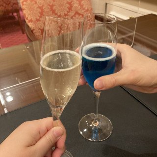 シャンパン（左ノンアルコール、右アルコール）