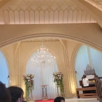チャペル会場。後ろのところはカーテンが空いて緑が見える。