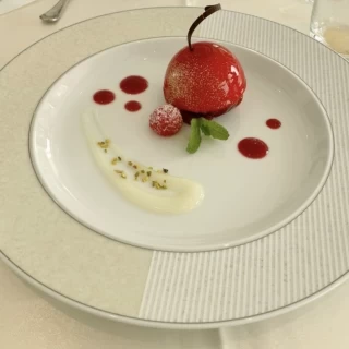 コースのデザートケーキ