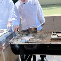 アジアングリルの様子。料理長自らお肉を焼いていただけます。