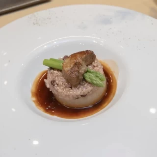 赤飯の焼きおにぎりとフォアグラのソテー
