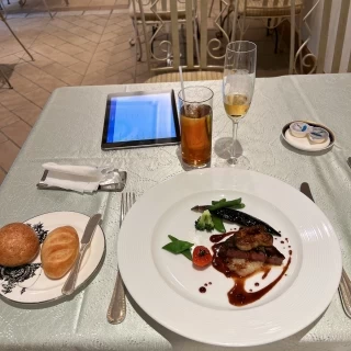 お肉料理とパン