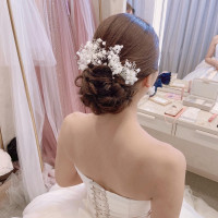 ヘアメイク後のブライズルームで写真撮影があります。