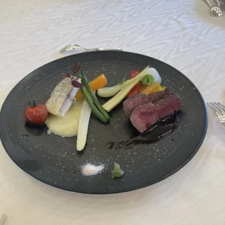 イヨトリダイのポアレと静岡県産の牛ロースステーキ