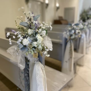 チャペルのお花はそのままで。造花ですが充分素敵。