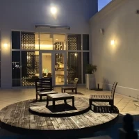 外から建物に向かって