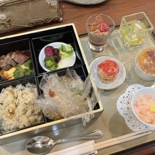 新郎新婦の分は披露宴後にお重に詰めてだしていただきました。