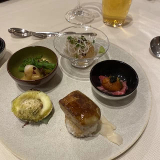美味しい料理！オープンキッチンから美味しそうな香りが漂います