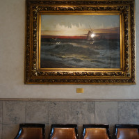廊下に飾られている絵画。
