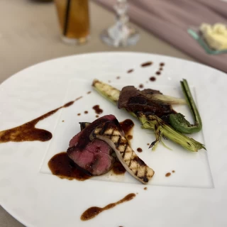 お肉のポワレを試食としていただきました。