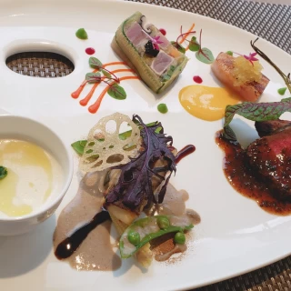 魚料理と肉料理のソースと付け合わせが違うものです。