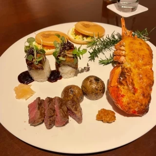 会場見学の際、人気のメニューを試食させて頂いた際の写真です。