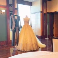披露宴会場にあったドレスとタキシードコーデ