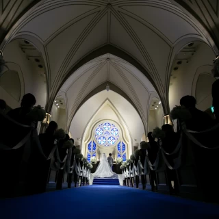 挙式中は照明が絞ってあり、神聖な雰囲気があります。