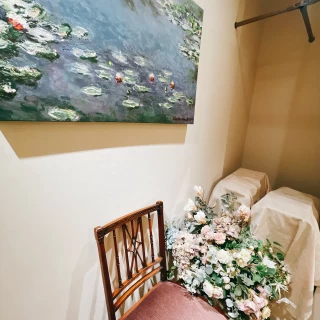 様々な部屋にモネの絵画