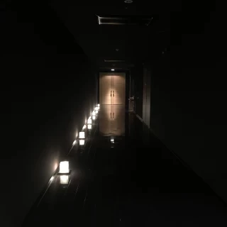 挙式会場に続く幻想的な道