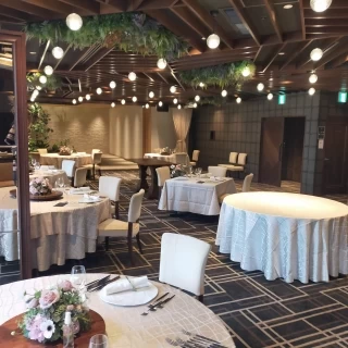 モダンな雰囲気の披露宴会場