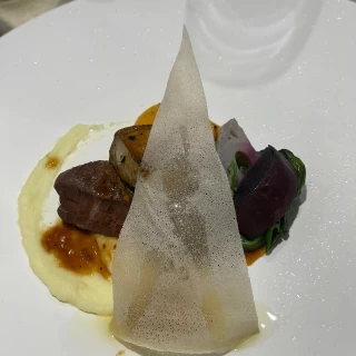 メインの肉料理
和牛とフォアグラのロッシーニ