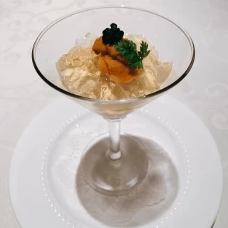 カブの前菜。フレンチなのにお出汁が効いてて美味しい。