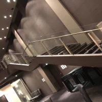 黒の会場の階段です