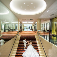 大きな階段で、ドレスが広がる素敵な写真が撮影できます。