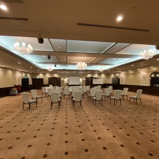広々とした披露宴会場で、落ち着いた雰囲気。