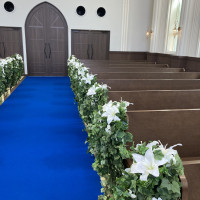 バージンロード。挙式時は青い絨毯を敷くか敷かないか選べます